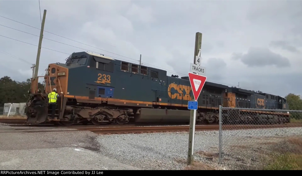 CSX 462 and 233 Running Light near CSX Yeoman Yard